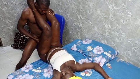 Giovane donna sexy e formosa che fa sesso appassionato con il proprio partner